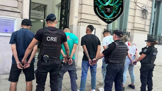 Cuatro hombre y una mujer detenidos con armas de fuego en la zona céntrica