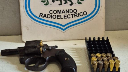 Detuvieron a tres personas por tener un revólver oculto en un balde con ropa