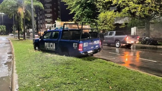 Un patrullero quedó enterrado en un cantero en plena tormenta eléctrica