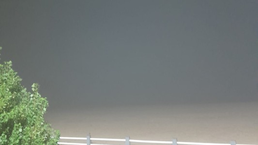 La ciudad amaneció con bancos de niebla y alerta por tormentas