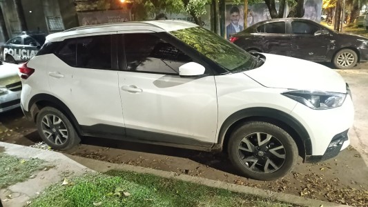 Los detuvieron conduciendo un auto de alta gama que era buscado desde marzo