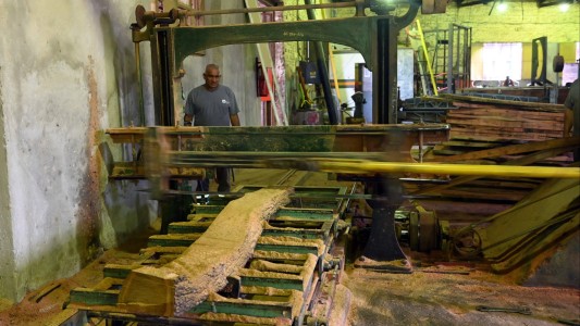 El mobiliario urbano de la ciudad se construye y recupera en los talleres municipales