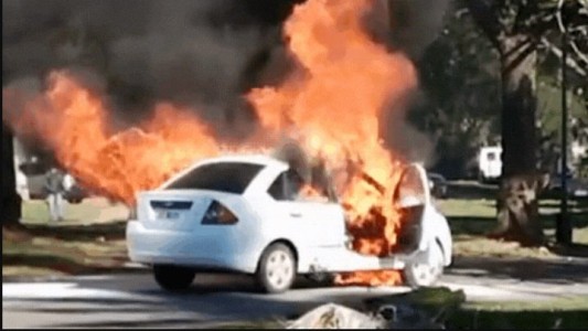 Barrio Sargento Cabral: se incendió un auto con los ocupantes abordo