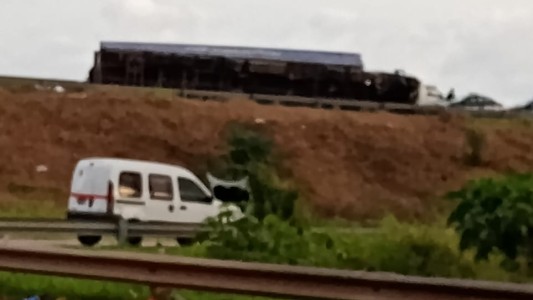 Un camión volcó en Avenida Circunvalación: se registran demoras en el tránsito