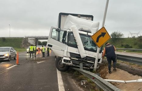 Fuerte choque en la RN 168: camionero se durmió y se estrelló contra el guardarrail