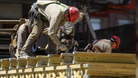 El empleo privado de Milei en números: un monotributista ganado por cada dos puestos formales perdidos