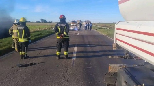 Tragedia en la Ruta 33: una ambulancia chocó contra un camión y hay dos muertos