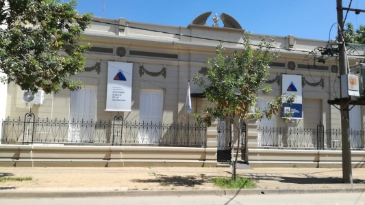 Ordenaron la prisión preventiva de dos hombres y de una mujer por extorsionar a un hombre