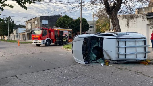 Barrio Alvear: se produjo un fuerte choque entre una camioneta y un auto