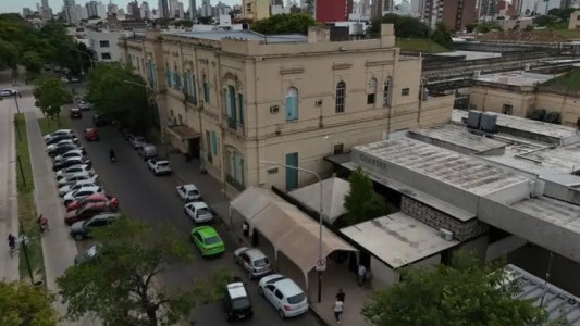 Una mujer se arrojó desde un sexto piso y está internada en grave estado