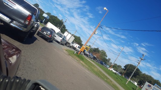 Un motociclista en grave estado tras choque en el Puente Carretero