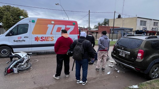 Un motociclista derrapó y choco un vehículo estacionado: debió ser internado