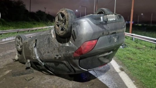 Se produjeron demoras en la Avenida Circunvalación Oeste por el vuelco de un auto