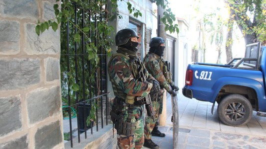 Detuvieron a cinco personas en una causa por estafas: tenían hasta lingotes de oro