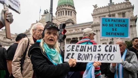 Con apoyo de la calle, la oposición busca sesionar por jubilaciones y discapacidad