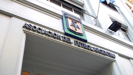 La AFA respaldó la ley antibarras, pero criticó no haber sido consultada