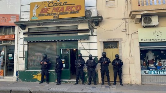 Allanaron una armería céntrica esta mañana: secuestraron armas de fuego y rifles de aire comprimido