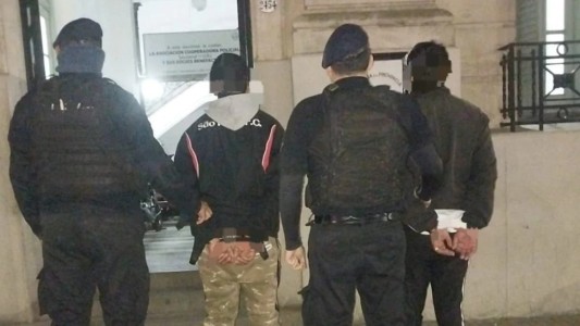 Detuvieron a dos sujetos tras balear el frente de una casa