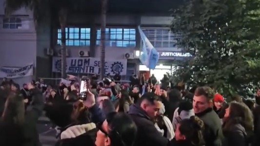 Condena a Cristina: militantes se hicieron presentes en la sede del PJ santafesino