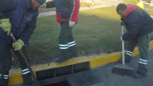 Ante el anuncio de lluvias, personal municipal limpia canales y desagües