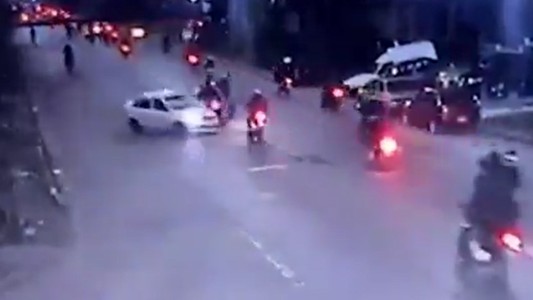 Un auto chocó contra una caravana de motos en Mar del Plata: un muerto y seis heridos