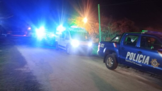 Golpeó a una mujer delante de sus hijos y se atrincheró en su casa