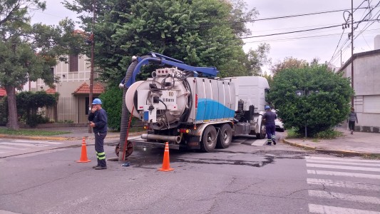 Continúa el operativo de mantenimiento de la red cloacal en Candioti Sur