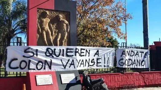 Colón no tiene respiro: renunció Moreno y Fabianesi y los hinchas piden la salida de Godano