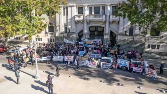 Tribunales: Masiva concentración en apoyo al docente Juan Trigatti
