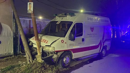Una ambulancia chocócontra poste de luz esta madrugada