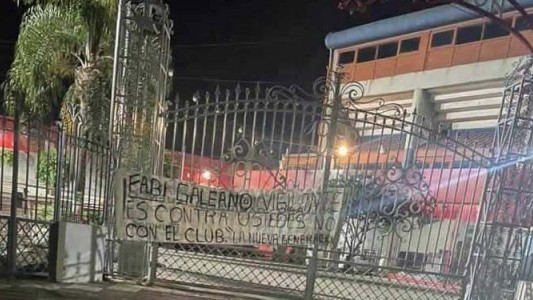 Sigue la interna de la barra en Unión: colgaron una bandera en el portón de ingreso