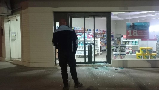 Rompieron el blíndex de un comercio en López y Planes al 4500