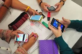 Neuquén: aprueban una ley que regula el uso de celulares en las escuelas