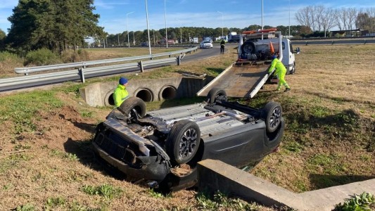 Quiso evitar el choque con unos perros y terminó volcando en la autopista