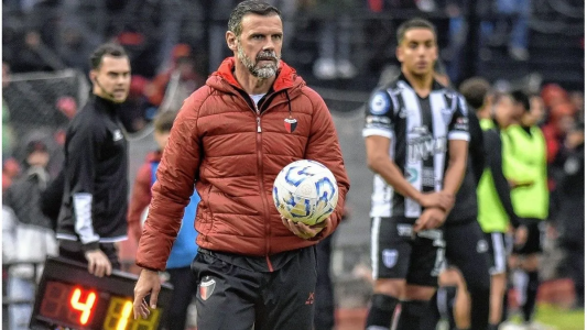 Andrés Yllana dejó de ser el técnico de Colón