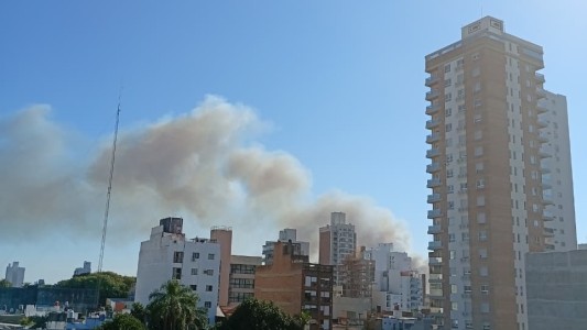 Una gran columna de humo se vio desde distintos puntos de la ciudad