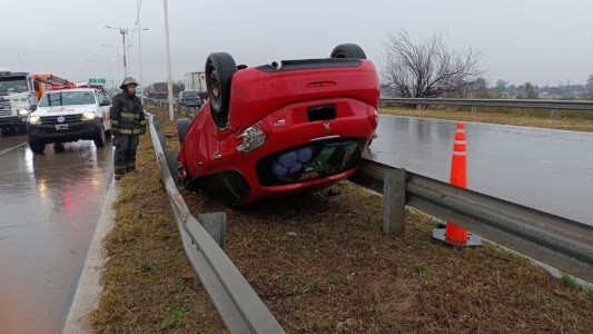 Un auto volcó en plena Circunvalación Oeste pasado el mediodía de este viernes