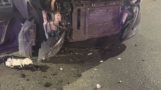 Fuerte choque entre patrullero y auto en la madrugada del domingo