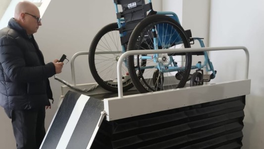 La Municipalidad incorporó un nuevo elevador para mejorar la accesibilidad en espacios públicos