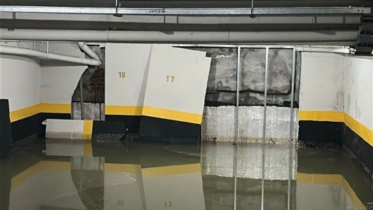 Líquidos cloacales en la cochera de un edificio céntrico: "Esto es inhumano"