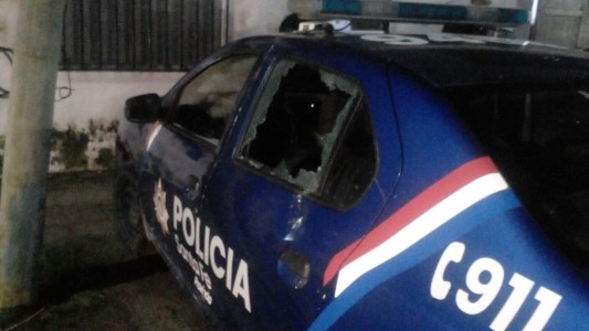Un joven provocó destrozos a dos móviles policiales