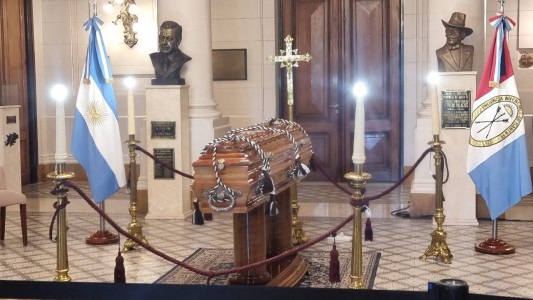 Una multitud se concentra en la Legislatura para dar el último adiós a la Locomotora