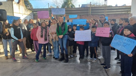 Realizaron un abrazo simbólico a la escuela "Paz, Pan y Trabajo"