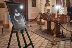 Denuncia que suspende la cremación de "Locomotora" Oliveras: "nunca nos imaginamos esto"