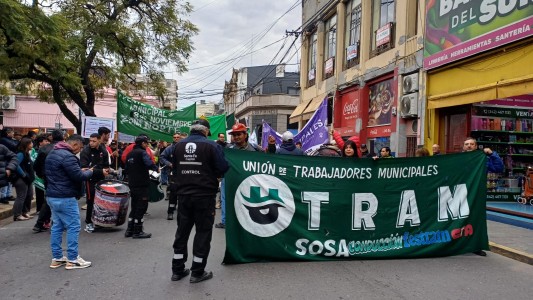 Trabajadores municipales realizan paro y movilizan hacia la Municipalidad