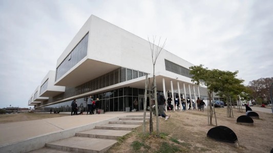 Evoluciona favorablemente la mujer baleada por su pareja policía