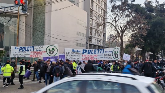 Trabajadores municipales realizan paro y protesta con movilización