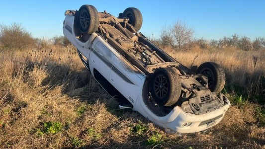 Impactante vuelco en la Ruta 11: el conductor salió ileso