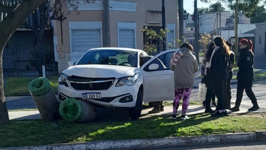 Avenida Galicia: una mujer se descompensó al volante y chocó contra un tacho de basura