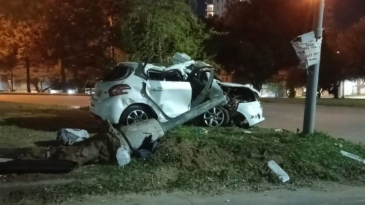 Chocó contra una columna en Avenida Alem y fue hospitalizado con múltiples lesiones